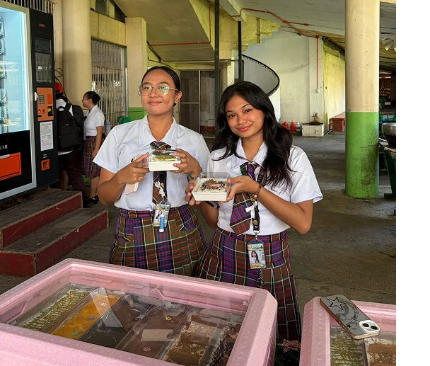 TIRAVIE founders at their pop-up stall
